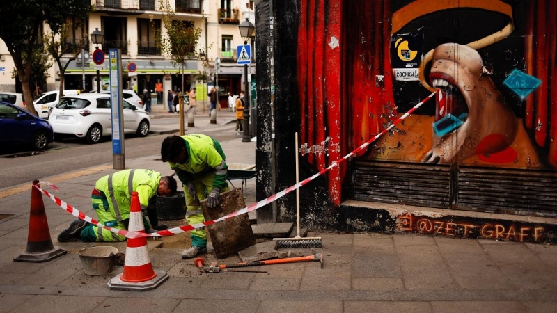 Dos operarios trabajando cerca de un bar cerrado en el centro de Madrid. REUTERS/Susana Vera