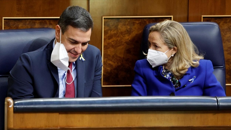 El presidente del Gobierno, Pedro Sánchez, con la vicepresidenta primera y ministra de Asuntos Económicos, Nadia Calviño, en sus escaños en el Congreso de los Diputados. REUTERS/Juan Medina