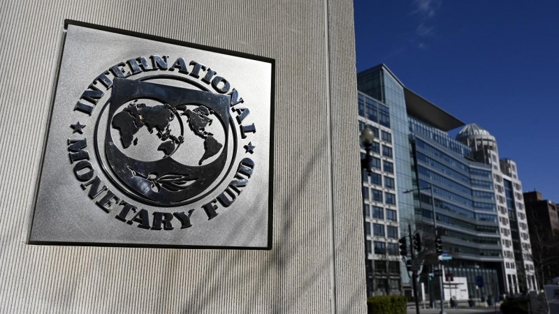 El logo del Fondo Monetario Internacional (FMI) en el exterior de su sede en Washington. OLIVIER DOULIERY / AFP