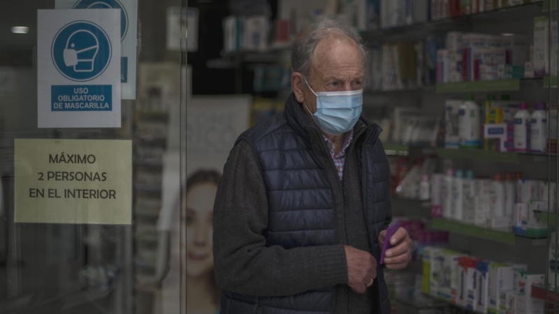Un hombre sale de una farmacia con mascarilla este martes en Ourense.