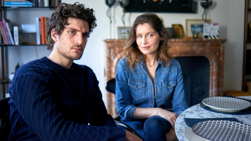 (19/04/2022) Louis Garrel y Laetitia Casta son la pareja de padres protagonista.