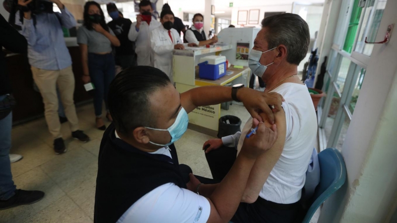 Un hombre recibe una vacuna de refuerzo contra la covid-19 en Ciudad de México.