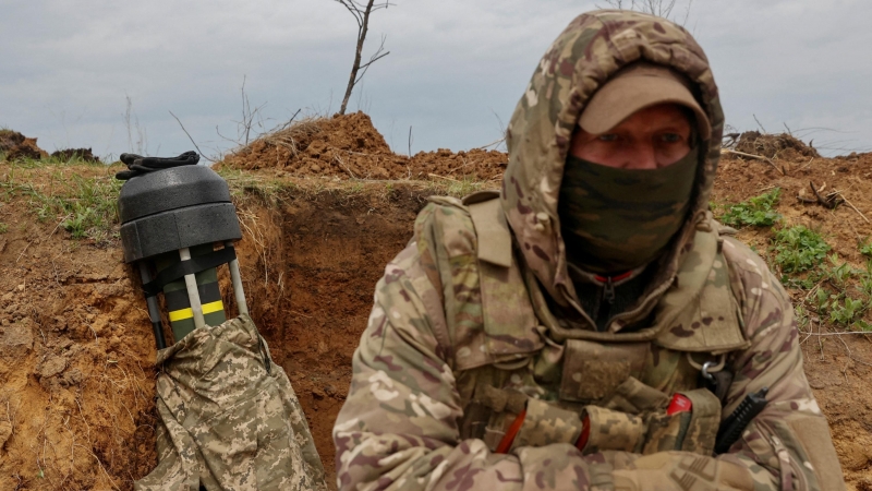 Un militar ucraniano junto a un misil antitanque Javelin, mientras continúa el ataque de Rusia contra Ucrania, en una posición en la región de Donetsk , Ucrania, el 18 de abril de 2022.