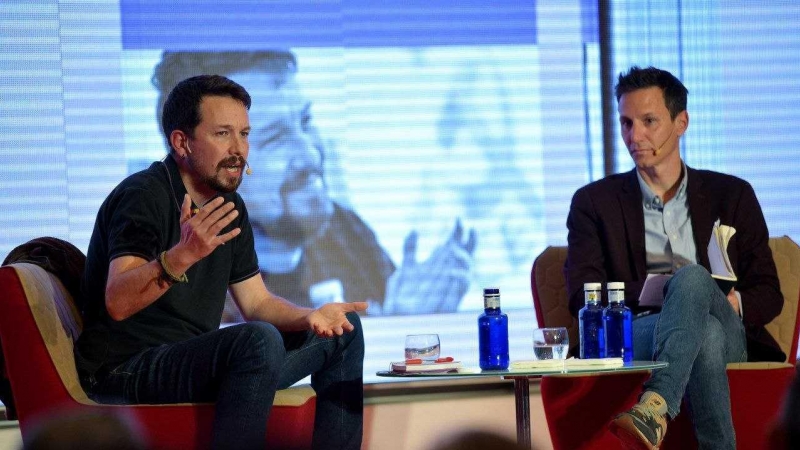 Pablo Iglesias y el periodista Aitor Rivero, durante la presentación del libro 'Verdades a la cara'. — CEDIDA/Dani Gago