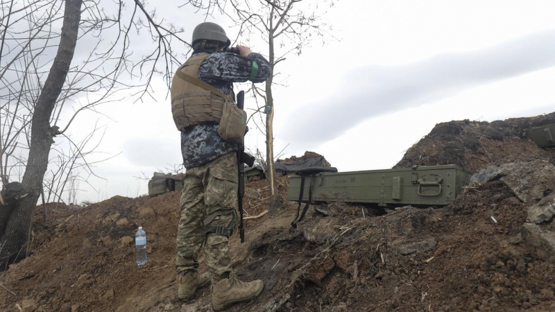 Un soldado ucraniano en una posición entre las regiones de Luhansk y Donetsk. EFE/EPA/STR