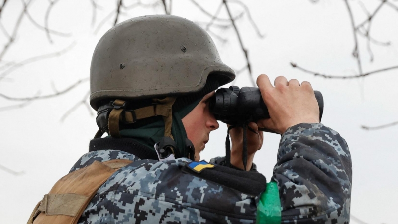 Un militar ucraniano observa con unos prismáticos, mientras continúa el ataque de Rusia a Ucrania, en una posición en la región de Donetsk, Ucrania, 18 de abril de 2022.