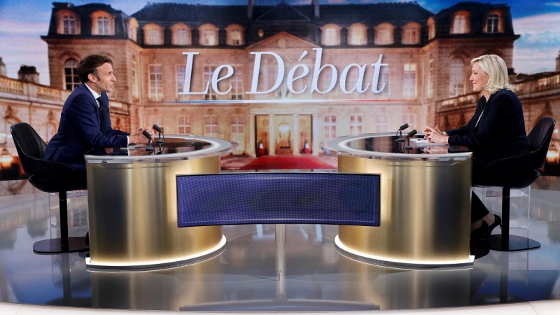 Emmanuel Macron y Marine Le Pen, frente a frente, al comienzo de su debate electoral previo a la segunda vuelta de las presidenciales francesas, en Saint-Denis, al norte de París. — Ludovic Marin/Pool / REUTERS