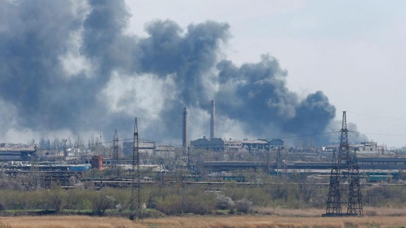 El humo se eleva por encima de la planta siderúrgica de Azovstal en Mariúpol, a 20 de abril de 2022.