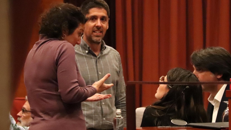 La portaveu del PSC, Alícia Romero, parlant amb el portaveu d'ECP, David Cid, i la portaveu de Junts, Mònica Sales, just abans de la reunió de la Junta de Portaveus