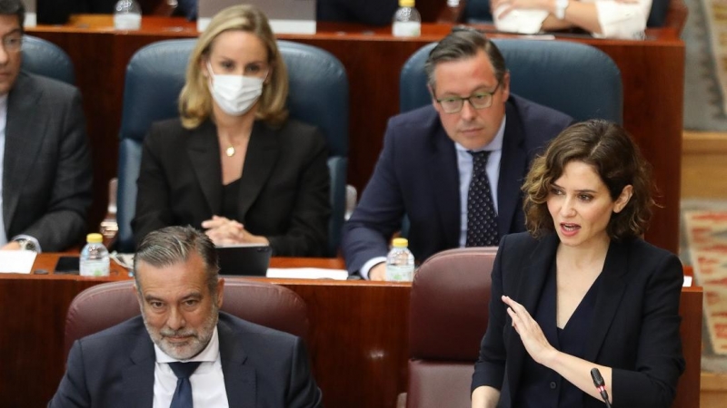 El consejero de Presidencia, Justicia e Interior, Enrique López y la presidenta de la Comunidad de Madrid, Isabel Díaz Ayuso, en una sesión plenaria en la Asamblea de Madrid, a 21 de abril de 2022, en Madrid.