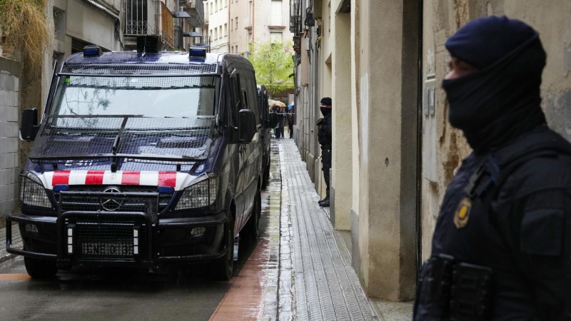 Los Mossos d'Esquadra están registrando esta mañana una vivienda de Igualada (Barcelona) en el que ha sido detenido el presunto autor de la brutal agresión sexual que sufrió en esta población una menor de 16 años el pasado 1 de noviembre, que permaneció m