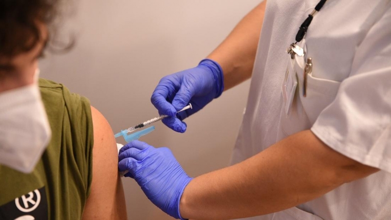 Un adolescente recibe la primera dosis de la vacuna Pfizer en el punto de vacunación de Xátiva, situado en el Hogar de los Jubilados, a 10 de agosto de 2021, en Xátiva, Valencia, Comunidad Valenciana.