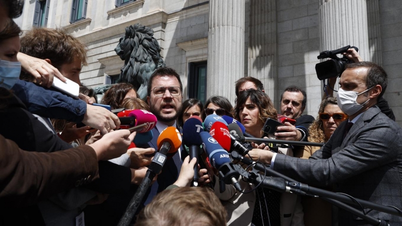 21/04/2022.- El president de la Generalitat de Catalunya, Pere Aragonès, comparece ante la prensa este jueves en el exterior del Congreso. EFE/ J.J. Guillén