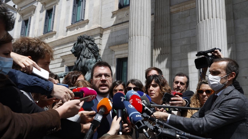 21/04/2022.- El president de la Generalitat de Catalunya, Pere Aragonès, comparece ante la prensa este jueves en el exterior del Congreso. EFE/ J.J. Guillén