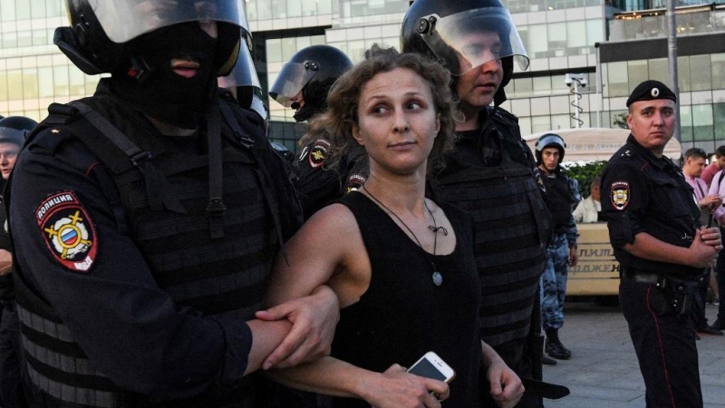 Agentes de policía detienen a la activista política Maria Alyokhina durante una manifestación no autorizada exigiendo que se permita a los candidatos independientes y de la oposición postularse para las elecciones locales de septiembre, en la plaza Trubna