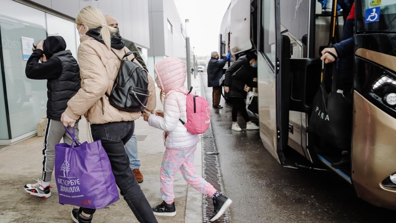 11/03/2022-Una niña y su madre, ambas refugiadas ucranianas a su llegada en un autobús procedente de Polonia, al Hospital de Emergencias Enfermera Isabel Zendal, el 11 de marzo, en Madrid