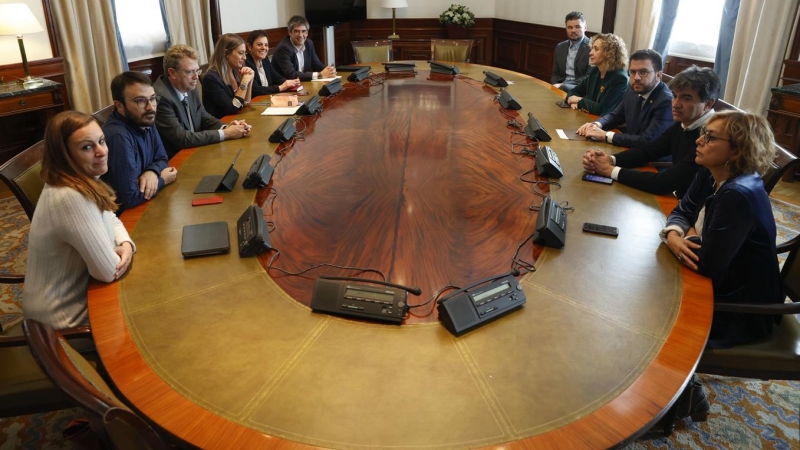 21/04/2022.- El presidente de la Generalitat de Cataluña, Pere Aragonès (3d), fotografiado durante su reunión este jueves al Congreso de los Diputados en Madrid para reunirse con representantes de los partidos que han denunciado haber sido víctimas de 'es