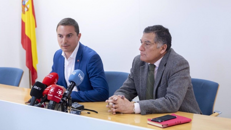 El secretario general del PSOE-M, Juan Lobato junto a su padre.