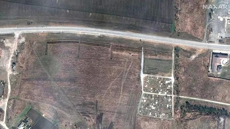 Imágenes del satélite Maxar que muestra lo que parecen ser fosas comunes en Mariupol