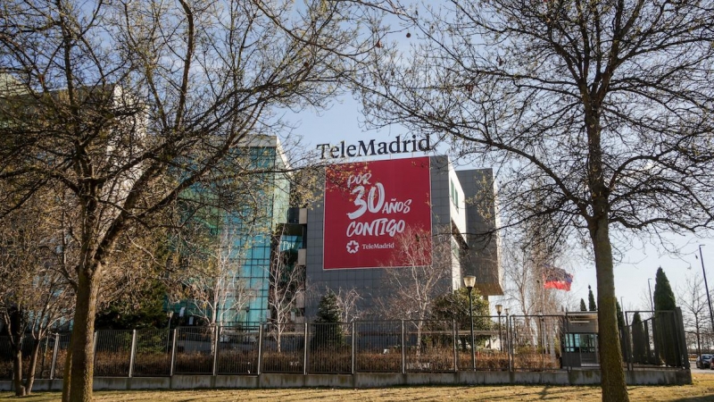 Edificio de Telemadrid con una pancarta en la que se lee 'Por 30 años contigo', en la Calle de Paseo del Príncipe, en la Ciudad de la Imagen, a 10 de enero de 2020.