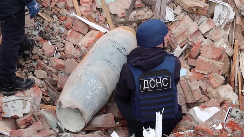 21/04/2022 Expertos del Servicio Estatal de Emergencias recogen bombas rusas de Chernihiv (Ucrania)
