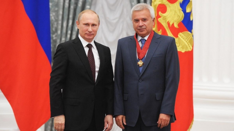 El presidente de Rusia, Vladimir Putin, posa con el presidente del gigante petrolero ruso Lukoil, Vagit Alikperov, durante una ceremonia en el Kremlin en Moscú, el 31 de julio de 2014.