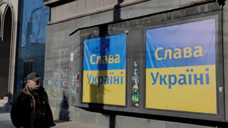 Un cartel reza 'Viva Ucrania' en ucraniano en pleno centro de Tibilisi (Georgia)