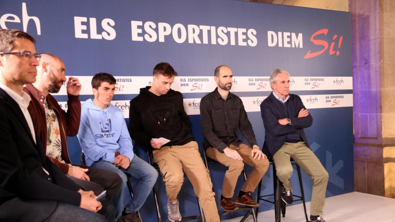 El president de la Federació Catalana d'Esports d'Hivern, David Samper, a la dreta del tot acompanyat d'esportistes a l'acte de la campanya pel 'sí'.