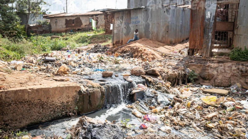 Greenpeace visita Nairobi, donde montañas de ropa usada contaminan el aire y el mar.