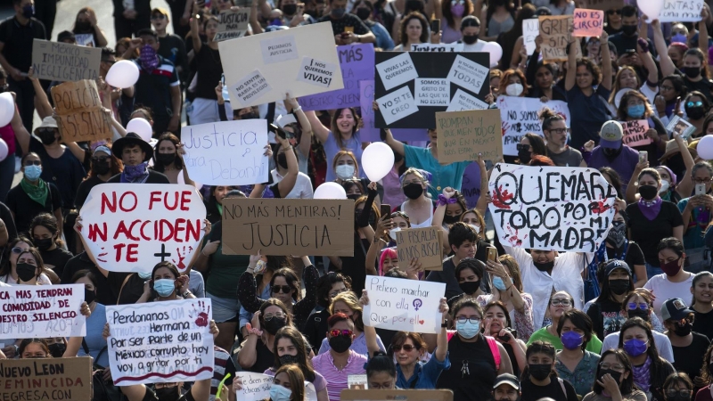 Colectivos feministas marchan durante una protesta en la Ciudad de Monterrey en el estado de Nuevo León (México).