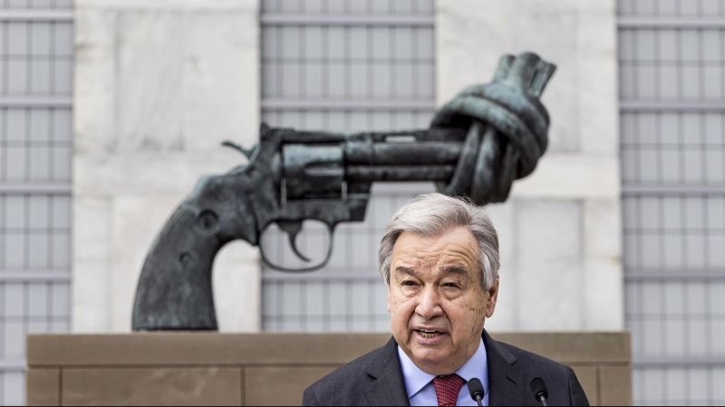 El secretario general de las Naciones Unidas, Antonio Guterres, hace una declaración pidiendo un alto el fuego en los combates entre Rusia y Ucrania frente a la escultura de bronce titulada 'The Knotted Gun' del artista sueco Carl Fredrik Reutersward fuer