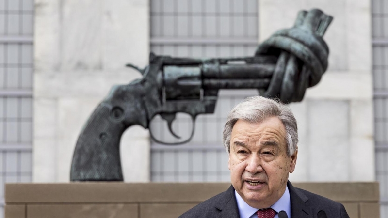 El secretario general de las Naciones Unidas, Antonio Guterres, hace una declaración pidiendo un alto el fuego en los combates entre Rusia y Ucrania frente a la escultura de bronce titulada 'The Knotted Gun' del artista sueco Carl Fredrik Reutersward fuer