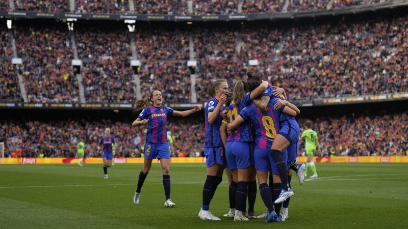 Las jugadoras del Barcelona celebran el gol de Jennifer Hermoso, tercero del equipo, durante el partido de ida de las semifinales de la Liga de Campeones femenina que Barcelona y Wolfsburgo disputan este viernes en el Camp Nou.