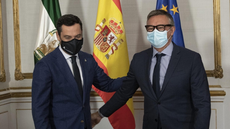 El presidente de la Junta, Juanma Moreno (i), durante su reunión con el portavoz del grupo parlamentario Vox, Manuel Gavira (d) / Fotografía de archivo