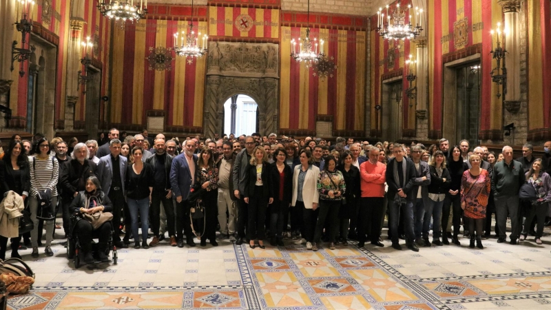 Foto de família dels representants polítics, escriptors i editors durant el tradicional esmorzar literari a l’Ajuntament de Barcelona en motiu de la diada de Sant Jordi.