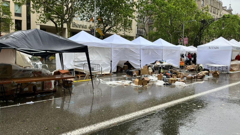 Els efectes de la segona tempesta de la jornada, cap a dos quarts de cinc de la tarda que a Barcelona ha destruït algunes parades.