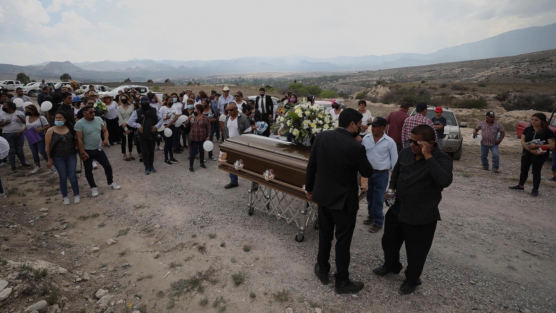 Familiares y amigos asisten al funeral de Debanhi Escobar hoy, en el panteón La Laguna, en el municipio de Galeana, estado de Nuevo León (México)