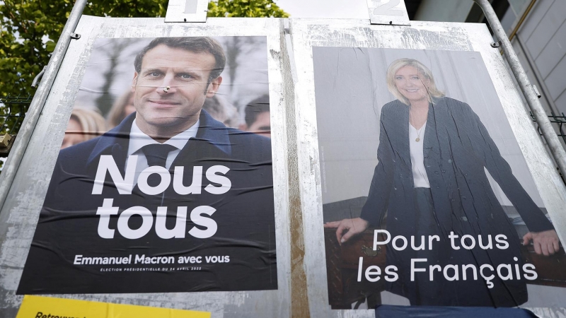Vallas publicitarias con carteles de Emmanuel Macron y Marine Le Pen