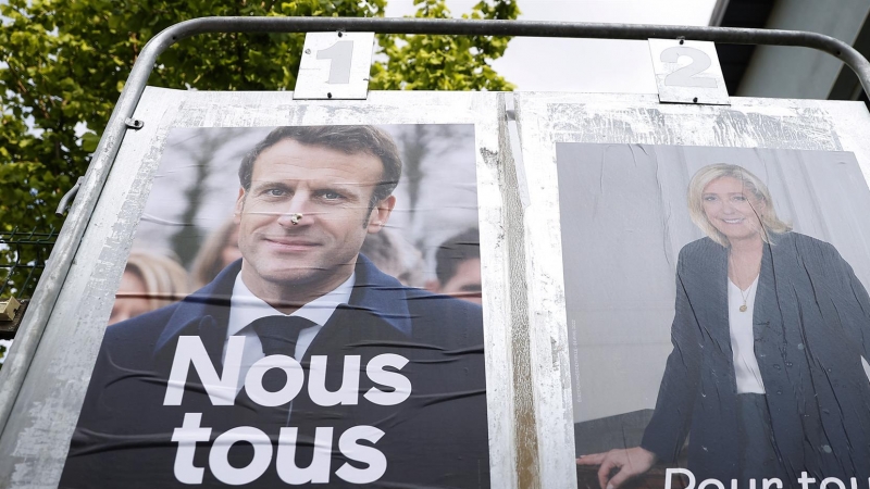 Vallas publicitarias con carteles de Emmanuel Macron y Marine Le Pen