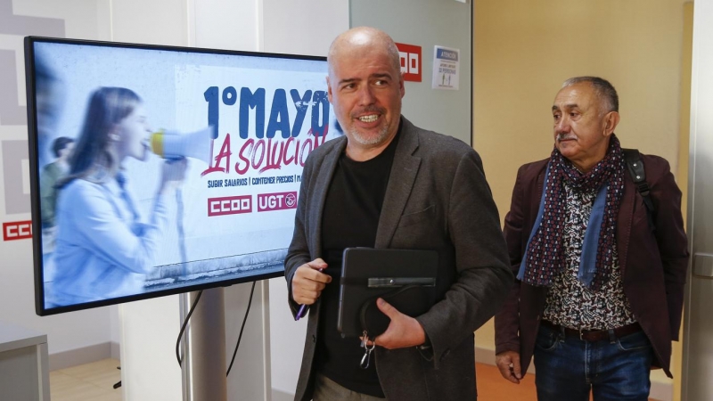 Los secretarios generales de UGT, Pepe Álvarez (d), y CCOO, Unai Sordo, presentan los actos de celebración del Primero de Mayo en todo el país, convocados bajo el lema 'La solución: subir salarios, contener precios, más igualdad', este lunes en Madrid.