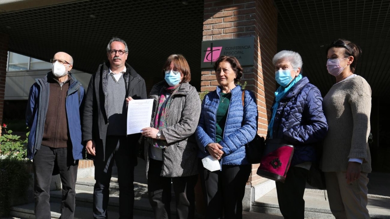 Representantes de colectivos cristianos entregan una Carta Abierta a la Conferencia Episcopal para pedir 'justicia' a víctimas de abusos, en la Sede de la Conferencia Episcopal Española, a 25 de abril, en Madrid.