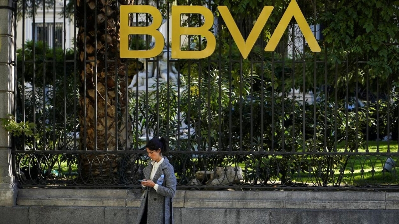 El logo del BBVA en una de sus oficinas en el centro de Madrid. REUTERS/Juan Medina