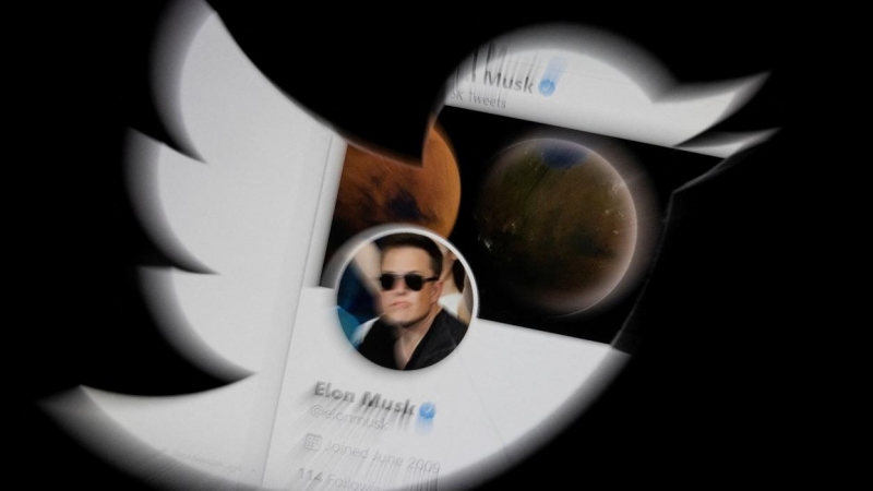 Una ilustración que muestra el perfil de Elon Musk en Twitter sobre el logo de la red social.