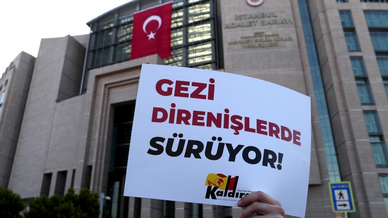 25/04/2022. Un activista sostiene un cártel donde se puede leer: 'La resistencia de Gezi continua'.