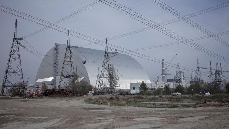 na vista general muestra la estructura New Safe Confinement (NSC) sobre el antiguo sarcófago que cubre el cuarto reactor dañado en la planta de energía nuclear de Chernobyl.