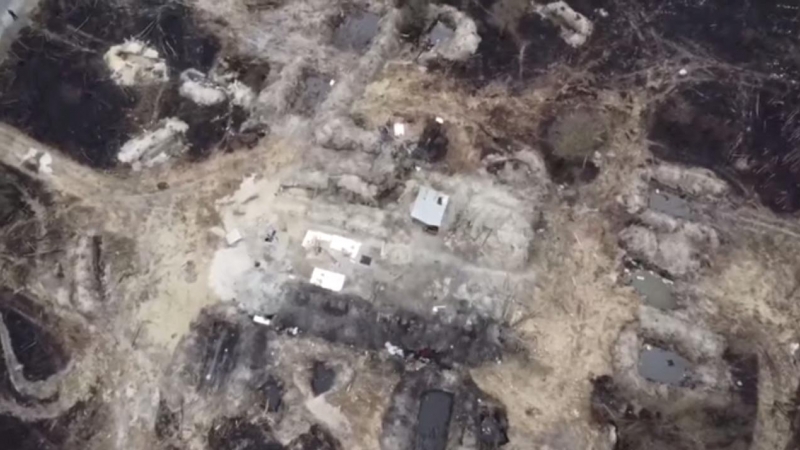 Una vista general de las trincheras cerca de la central nuclear de Chernóbil, durante la invasión rusa de Ucrania, en Prípiat, Ucrania, en esta imagen fija obtenida de un vídeo de un dron el 6 de abril de 2022.