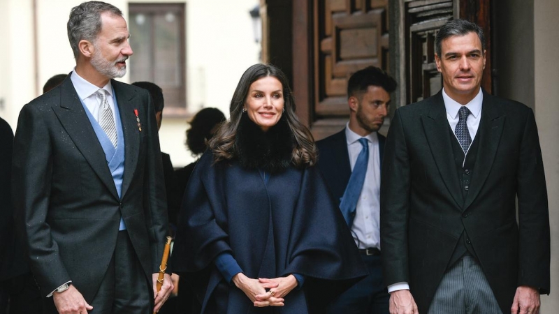 El rey Felipe, la reina Letizia y el presidente del Gobierno, Pedro Sánchez, en el Paraninfo de la Universidad de Alcalá de Henares, a 22 de abril de 2022.