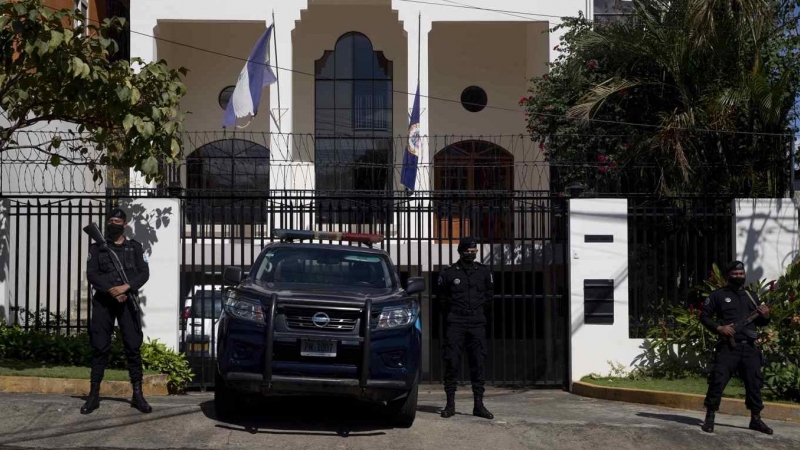 22/04/2022 - Agentes de la Policía Nacional resguardan las oficinas de la Organización de Estados Americanos (OEA) en Managua, (Nicaragua).
