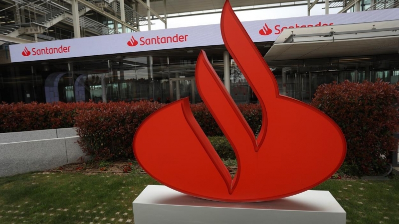 El logo del Banco Santander, en uno de los edificios de su sede corporativa en la localidad madrileña de Boadilla del Monte.  E.P./Isabel Infantes
