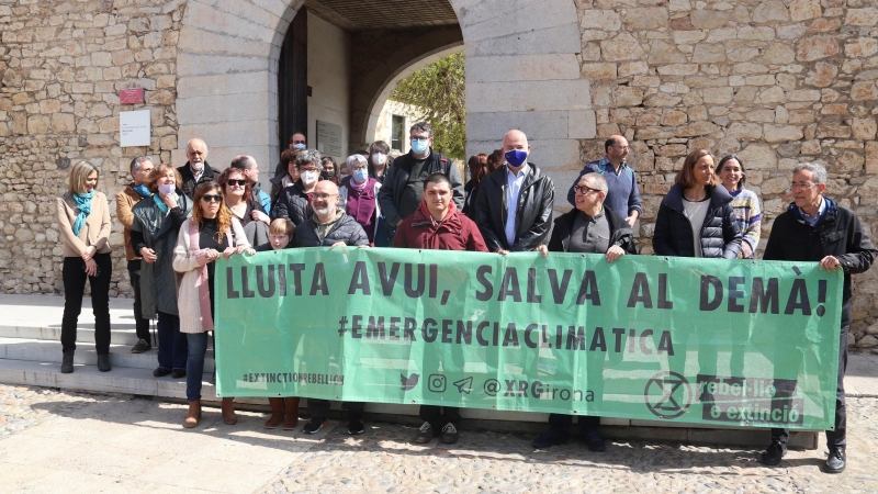 Diversos membres de la comunitat científica de la UdG i el rector, Quim Salvi, en una concentració per exigir actuar en contra del canvi climàtic davant del rectorat de la universitat.